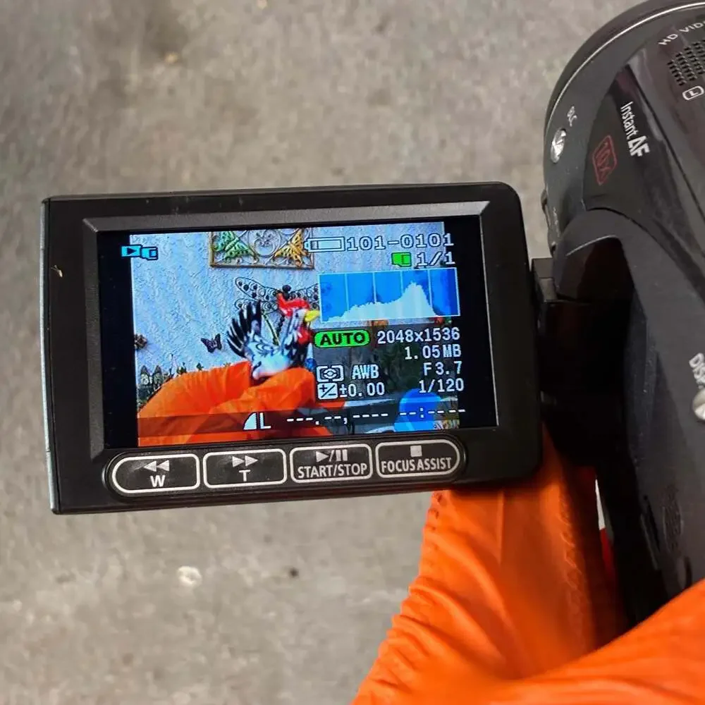 Canon VIXIA HV30 HDV 1080i Camcorder with Battery and Charger